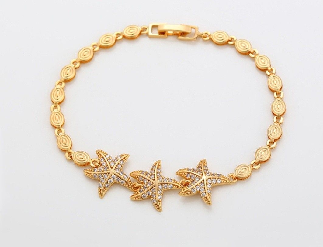 18K Gold Plated Stars Bracelet
New With Pouch Bag
Size: 7.5inch
Weight: 6.07g