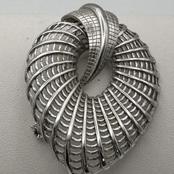 Vintage Judy Lee Leaf Shaped Brooch Silver Tone 1 3/4” X 2 1/4” Good Condition 