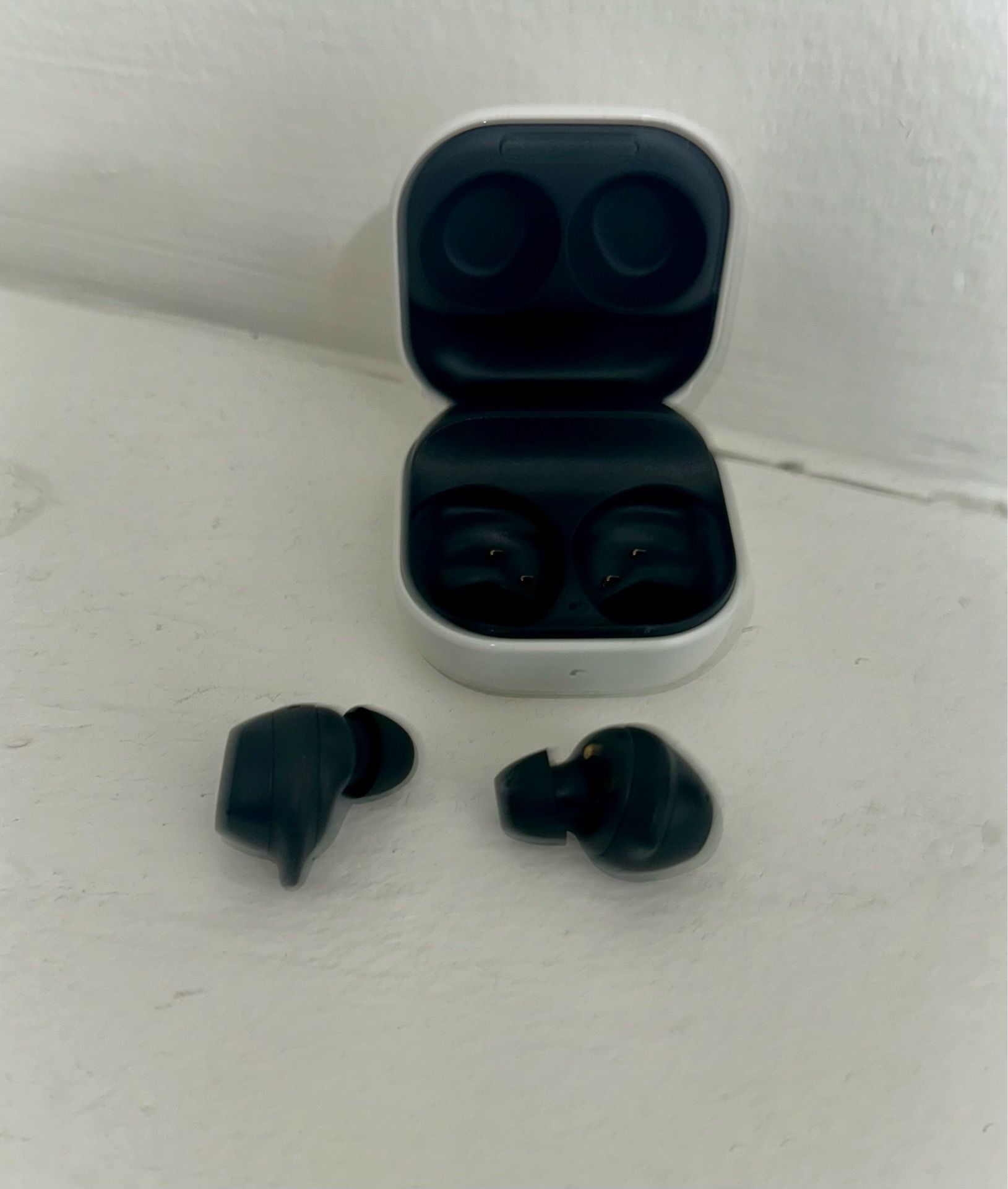 Airbuds sound cancellation