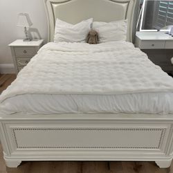 White Full-Size Panel Bed with Twin Trundle – Excellent Condition