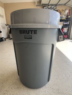 Rubbermaid 32 gal Gray BRUTE Trash Can