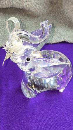 VIDALI COLLECTION Beautiful Solid Cut Crystal Elephant Figurine missing one tusk R1U006