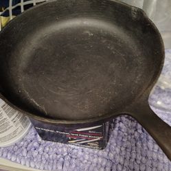 Black Cast Iron Pan 