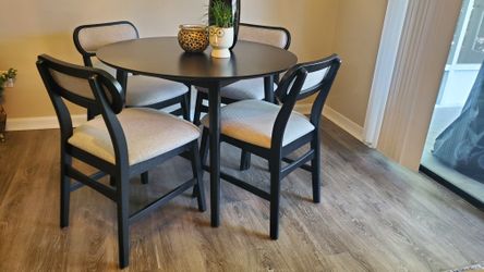 Watertown Black Round Table With Chairs