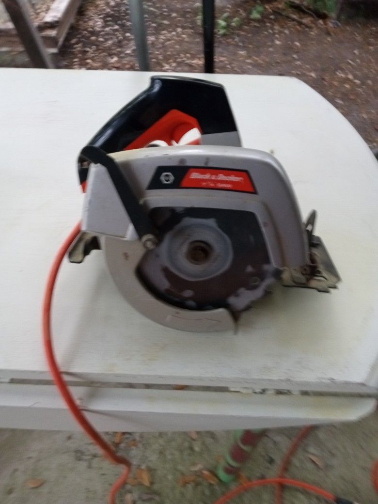CIRCULAR SAW 7 1/4" BLACK & DECKER