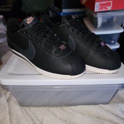 Nike Women's Classic Cortez Leather (Black/Metallic Red Bronze) sz 8.5