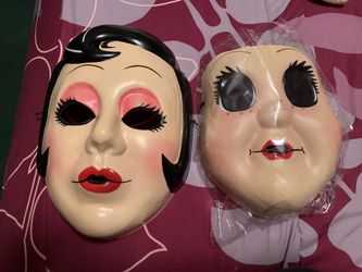 The strangers pinup girl and doll face