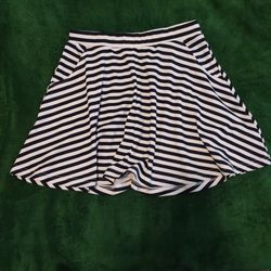 Ladies Skirt with Pockets 