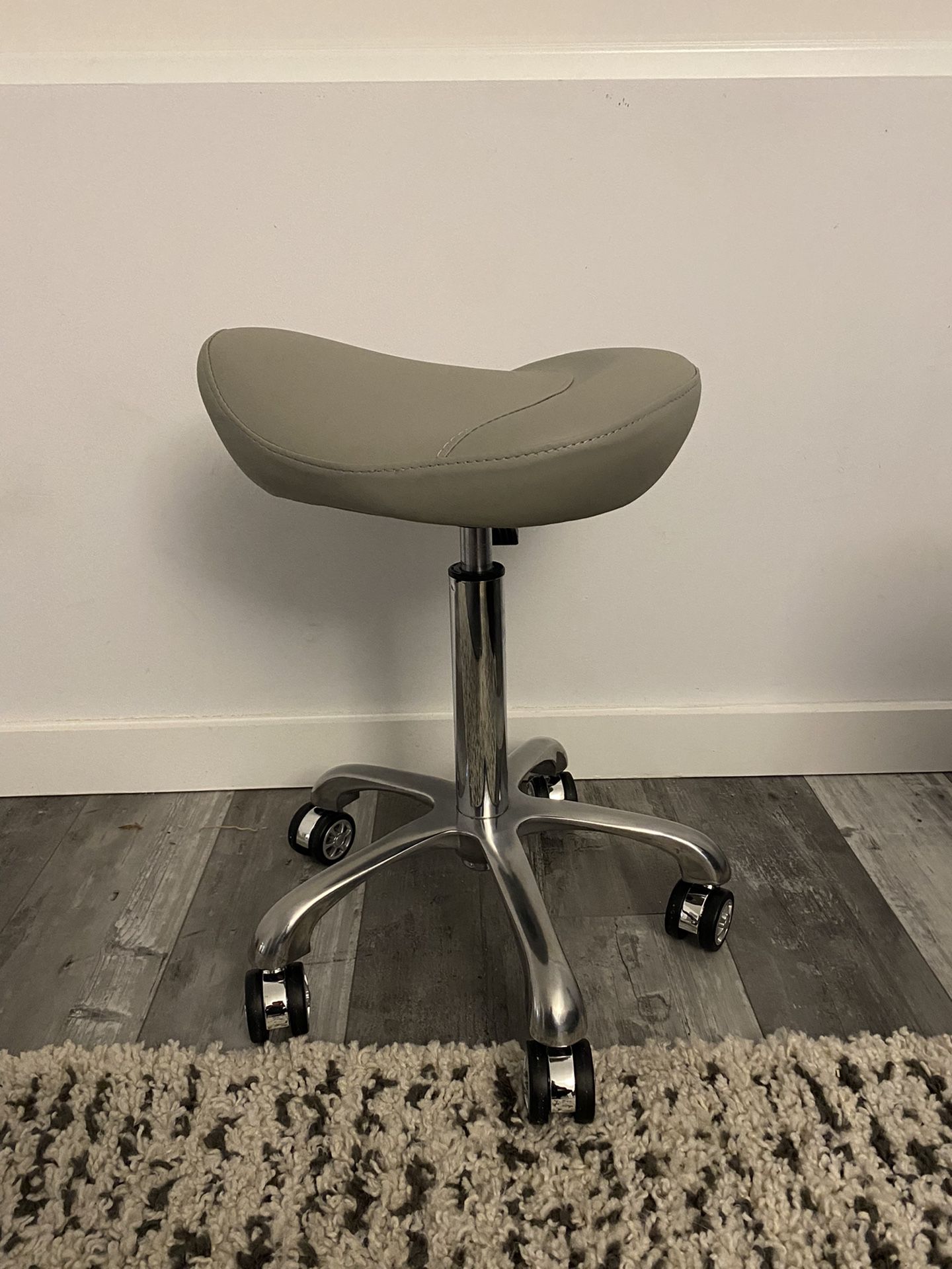 Saddle Stool Rolling Chair 