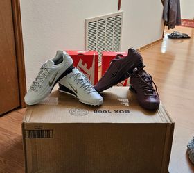 NEW Nike Shoes size 8.
I have two pairs of shoes: Tattoo/black and White/Metallic gold.
