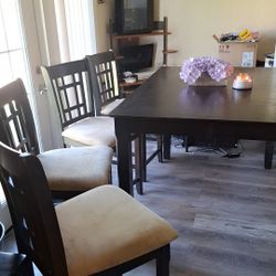 Dining Room Table And Chairs 