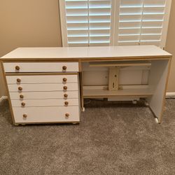 Horn Of America Sewing/Quilting Table 