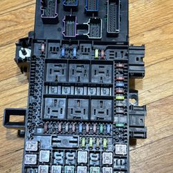 FUSE BOX FOR 03-06 NAVIGATOR OR EXPEDITION (BEST OFFER TAKES IT)