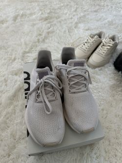 Adidas 7.5 Woman’s