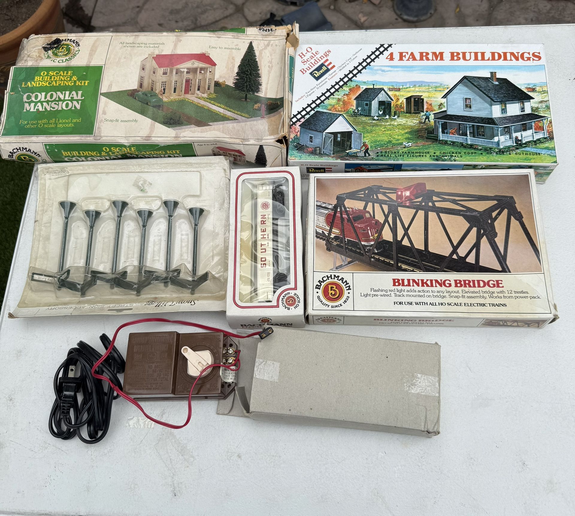 VTG Bachmann Plastic HO Buildings and Accessories Lot
