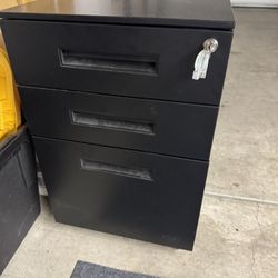 3 Drawer metal file cabinet on wheels locking w/ keys