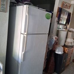 GE Refrigerator 