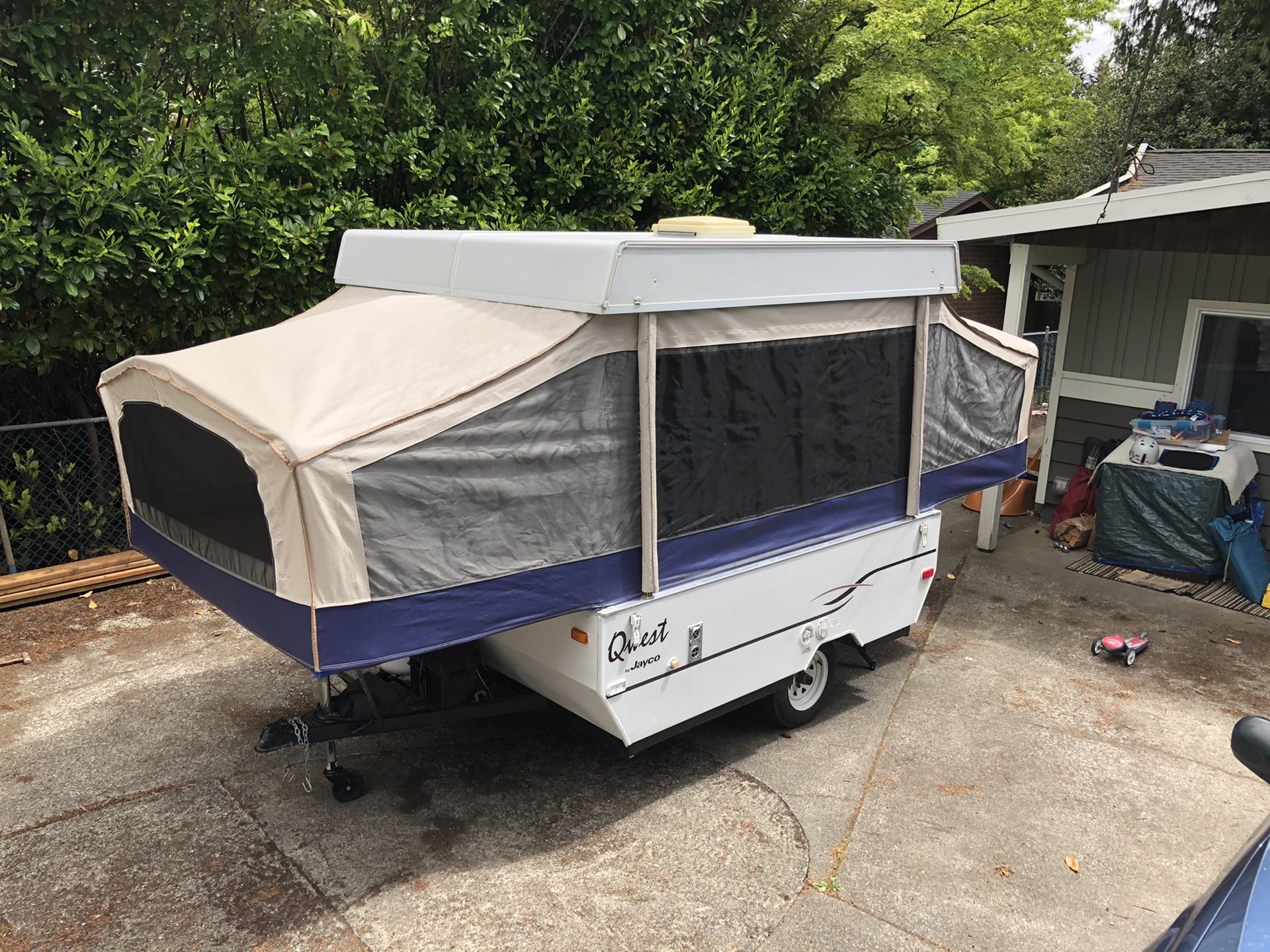 Jayco Qwest pop up tent trailer in EXCELLENT SHAPE for Sale in Renton