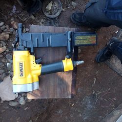 DeWalt 16GA Pneumatic Staple Gun