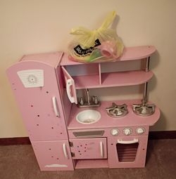 Little girl's kitchen