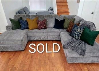 Beautiful Sectional w/ matching Footstool