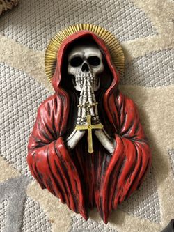 Santa Muerte Praying Skeleton Wall Plaque – Red Hood Gothic Decor