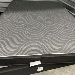 Hybrid Premium Silver Chill 14" Firm Mattress Queen - Excellent condition