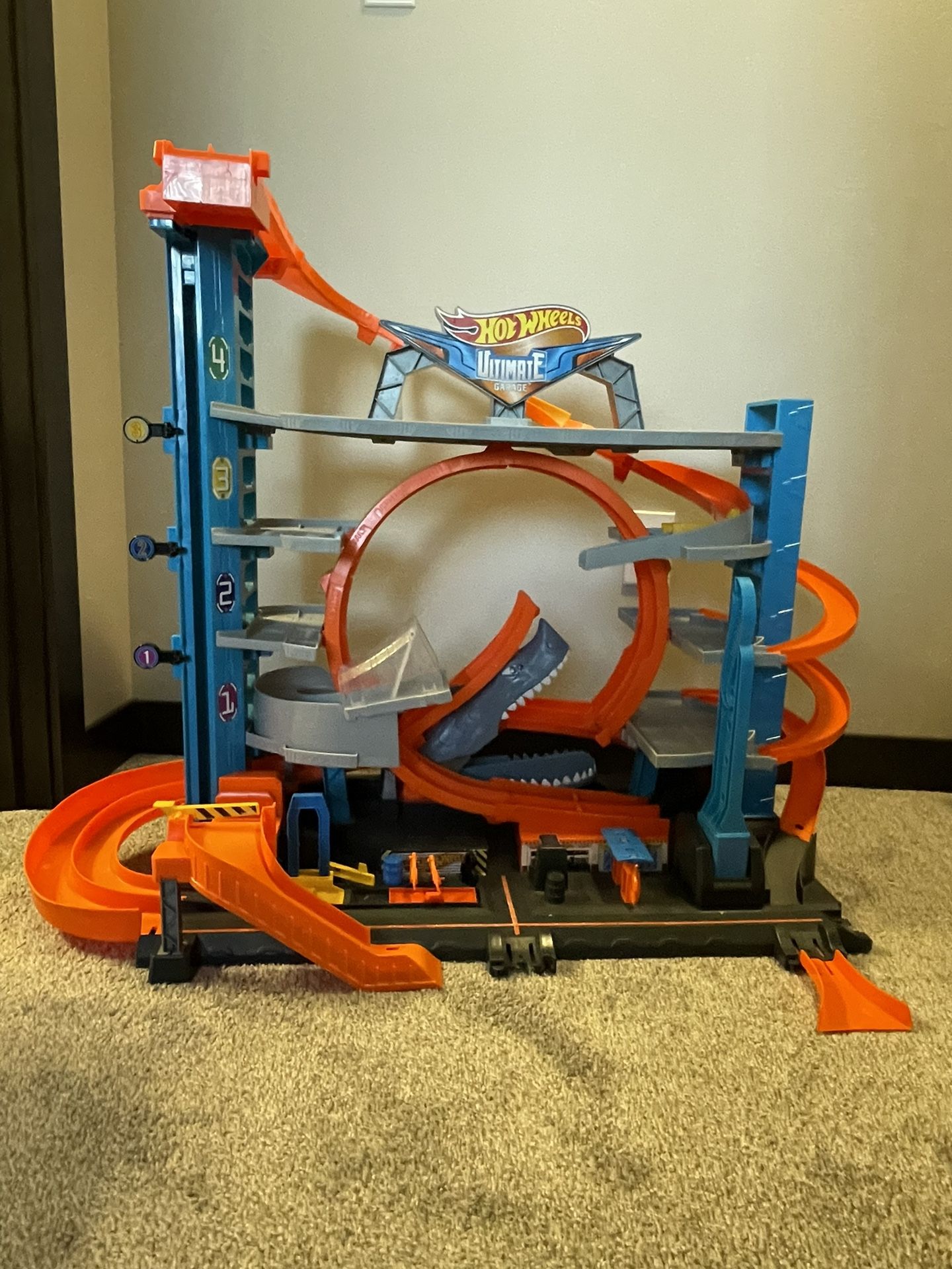Hot wheels ultimate garage with online shark attack