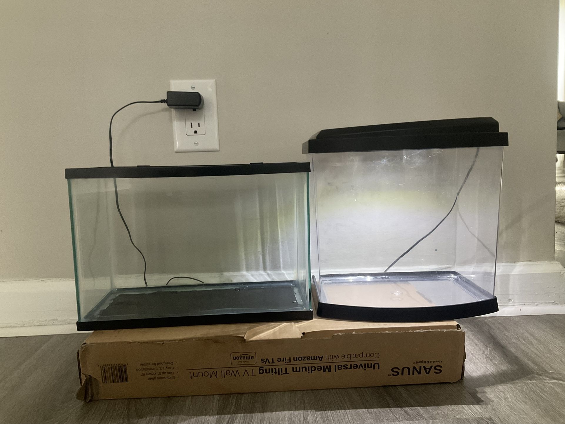 Two 2.5 Gallon Glass Fish Tank  25$ For Both 