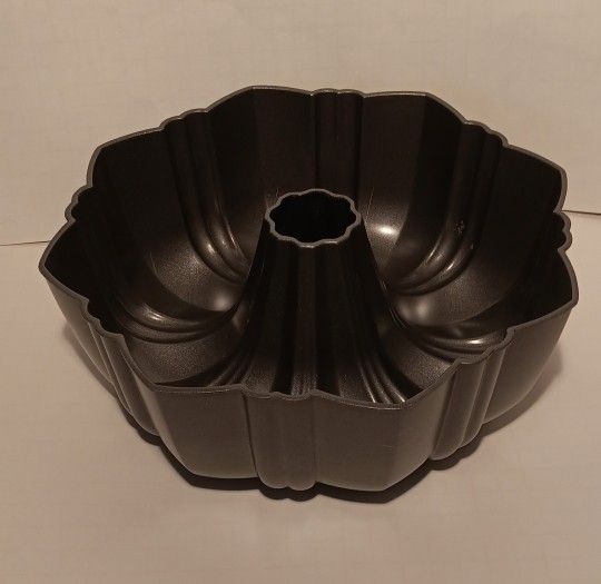 Wilton bundt cake pan $8 FIRM