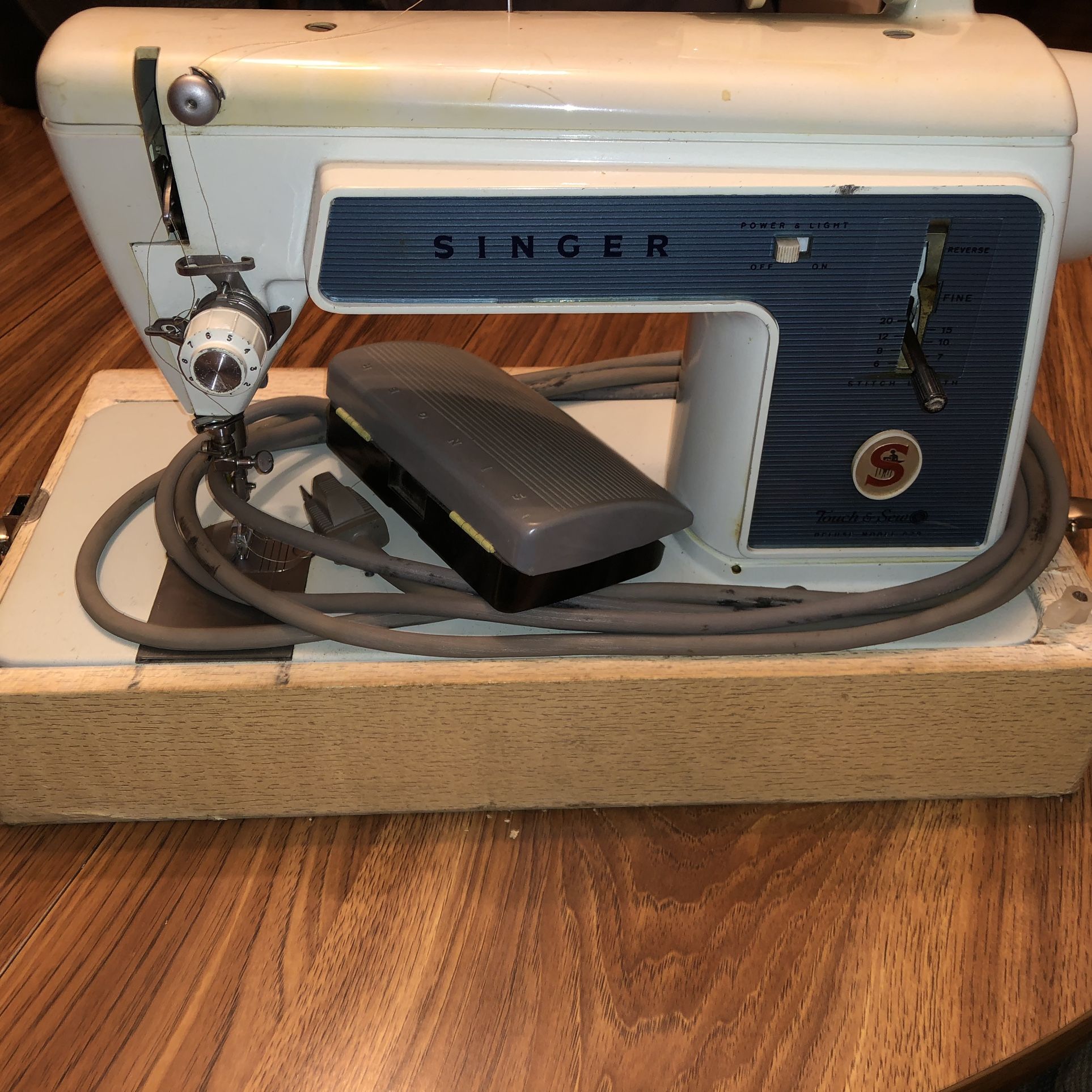 Vintage Singer Sewing Machine W Pedal