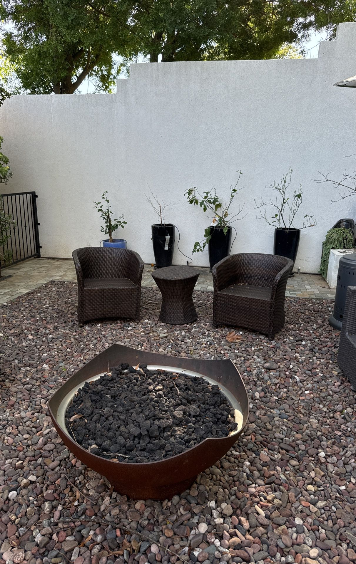 2 outdoor lounge chairs and side table