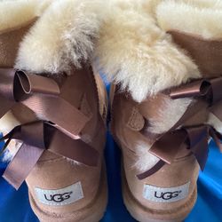 Children’s Size 2 Uggs. Very Nice  $ 30