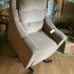 Lift Chair..Recliner Located In Gustine