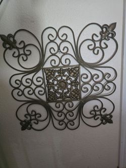 “Elegant Scroll Wall Art w/ Fleur-de-Lis – Metal Wall Décor”