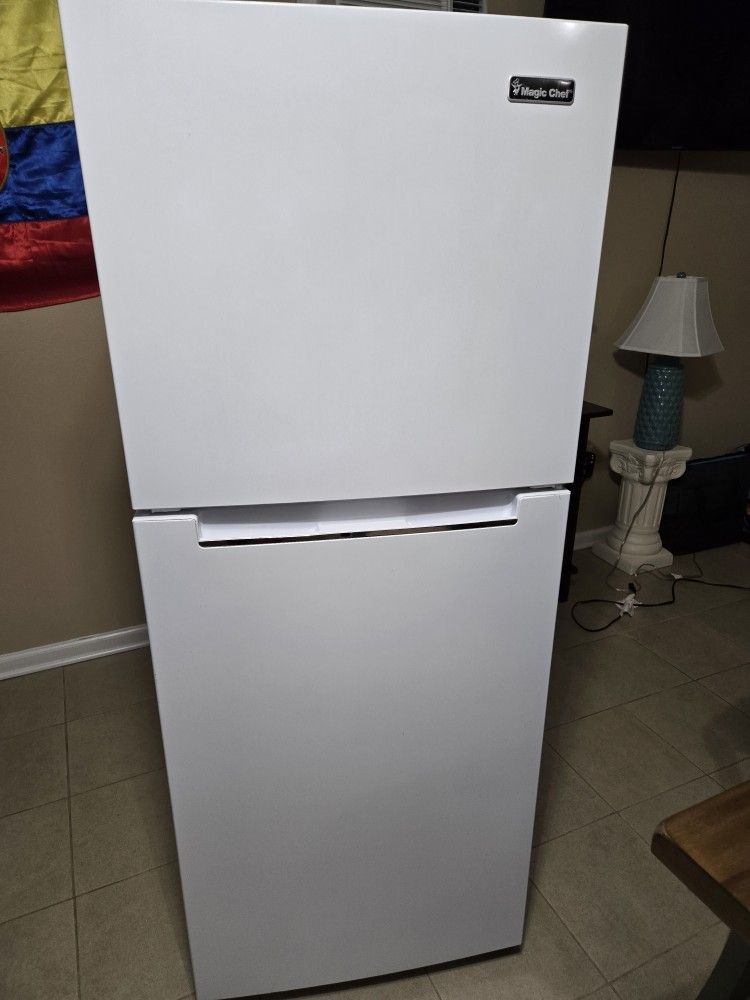 Magic Chef Refrigerator 10.1 Cu. Feet