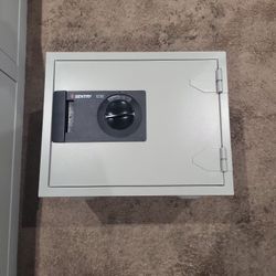 Combination Safe. Sentry 1230