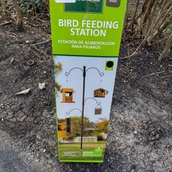 🕊️🐦 Bird Feeding Station $20