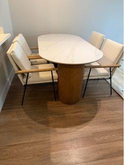 Modern dining table like new with free chairs