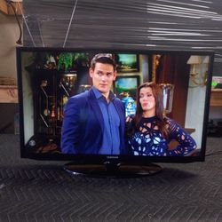 32  Inch Samsung Smart Really Nice Tv Comes With Remote Control Shows Great Picture Works Perfect Guaranteed 