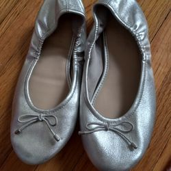 Shiny silver flats
American Eagle Outfitters size 2