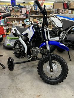 Dirt bike with a training wheel