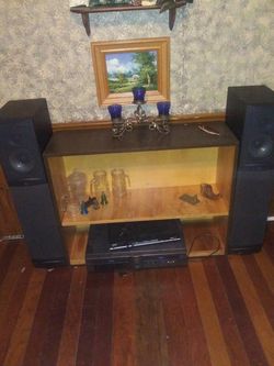 2 excellant sounding subwoofer speakers