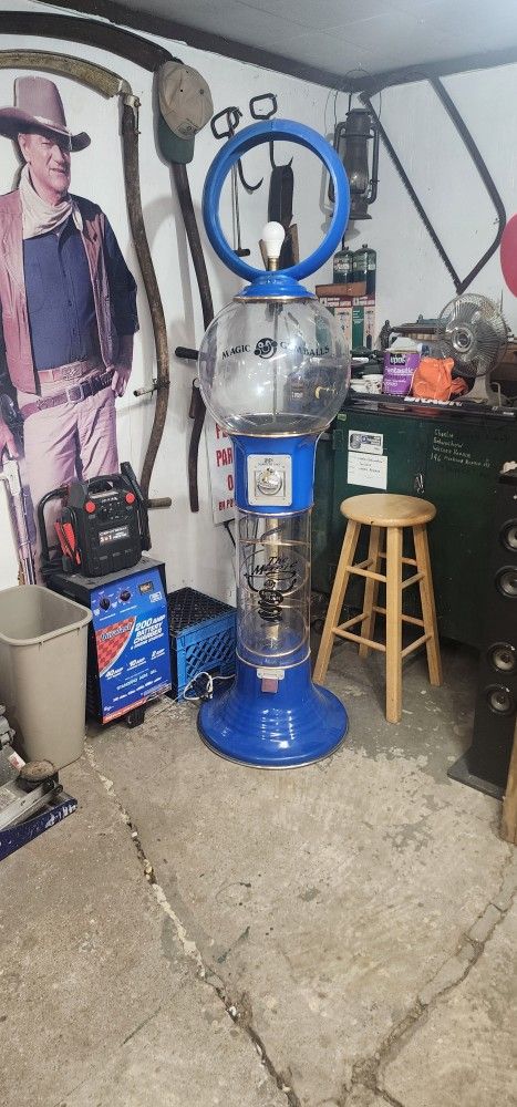 Large bubble gum machine with keys