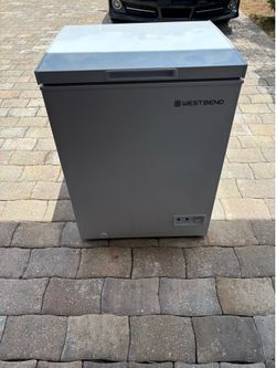 Deep Chest Freezer 5-CuFt West Bend