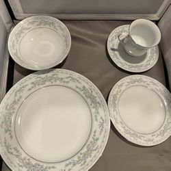 China By Somerset NL Excel. Blue Floral With Silver Trim, Set Of 4, 20 Pieces