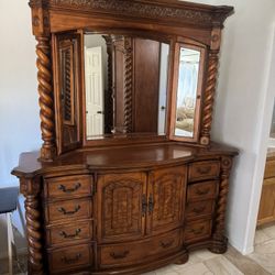 4 Piece Bedroom Set 2 Night Stands Two Big Dressers