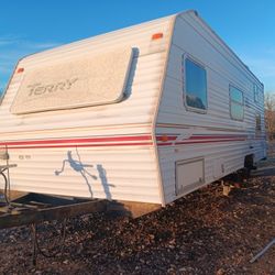TERRY TRAVEL TRAILER * NEEDS FIXING *