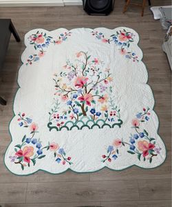 Beautiful 87”x75” Vintage Scalloped Floral Appliqué Quilt Tree of Life  Bed Cover
