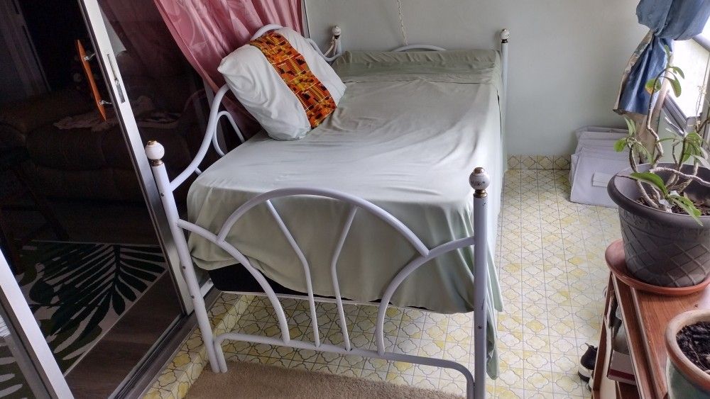 Double Pull Out Day Bed